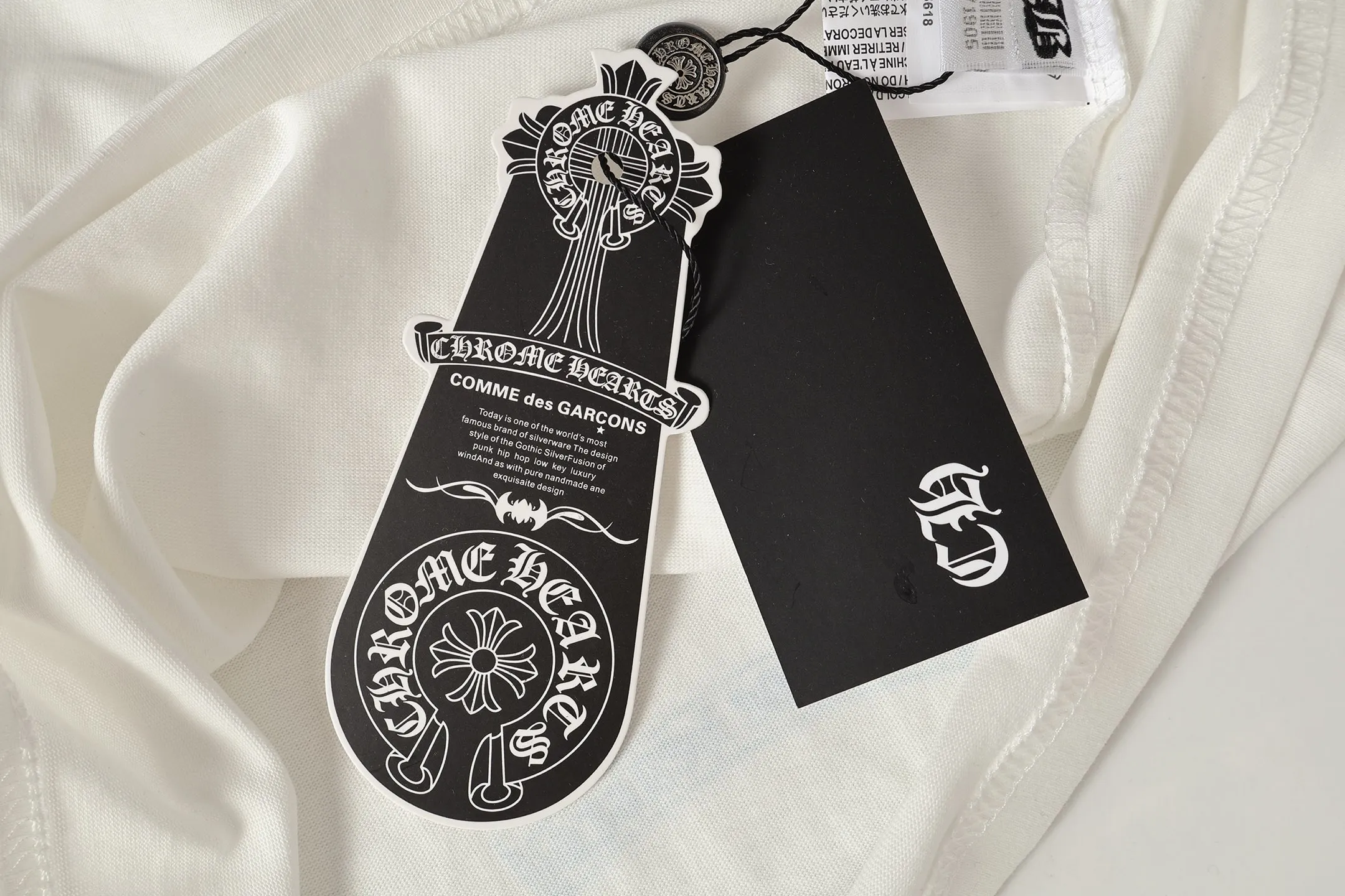 P150 Cross-border running quantity model, please do not place an order if you are pursuing quality - Chrome Hearts/Chrome Heart Cross Sanskrit short-sleeved T-shirt - High weight, high density and high quality. The wool is soft, delicate and skin-friendly. It feels soft and silky. It has excellent warmth and skin-friendly properties. - Customized weaving and dyeing, no color difference. No matter the fabric or workmanship details, it is better than the ordinary version on the market. -Colour: black white -Size: S M L XL